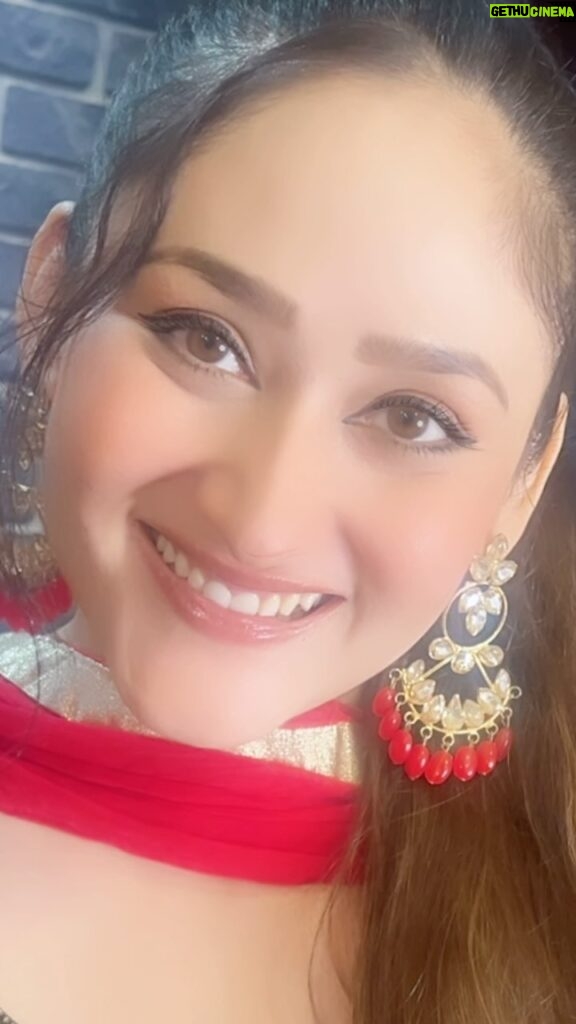Aditi Sajwan Instagram - Teri Khushboo Se Saara Ghar Mehke 🌹 #aditireels