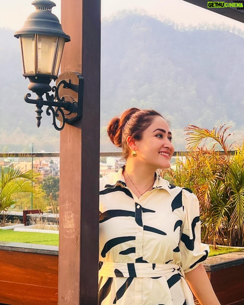 Aditi Sajwan Instagram - Missing my retreat 🏔️ Mountains or beach vacay ? What do you crave for ??🫶🏻