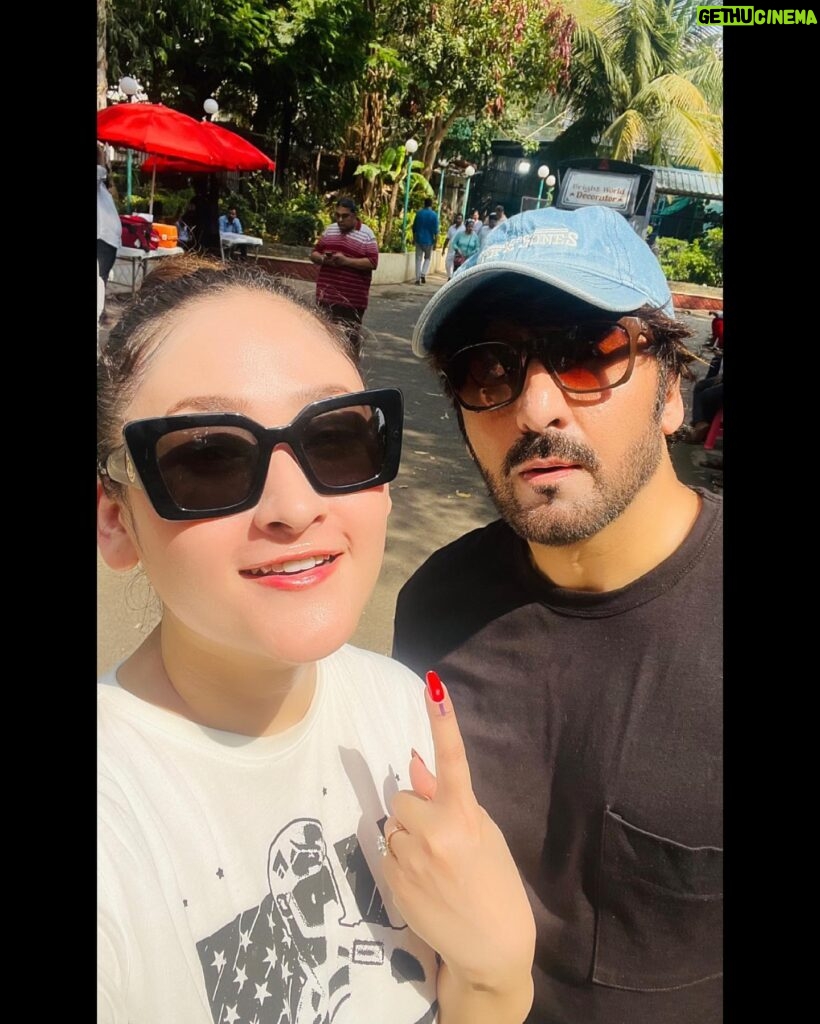 Aditi Sajwan Instagram - Right n Responsibility 👆🏻 #vote #loksabhaelection2024 #mumbai Hereby, professing my love for my city 🤗💕 Partner in this sunny entourage @zebkhan36