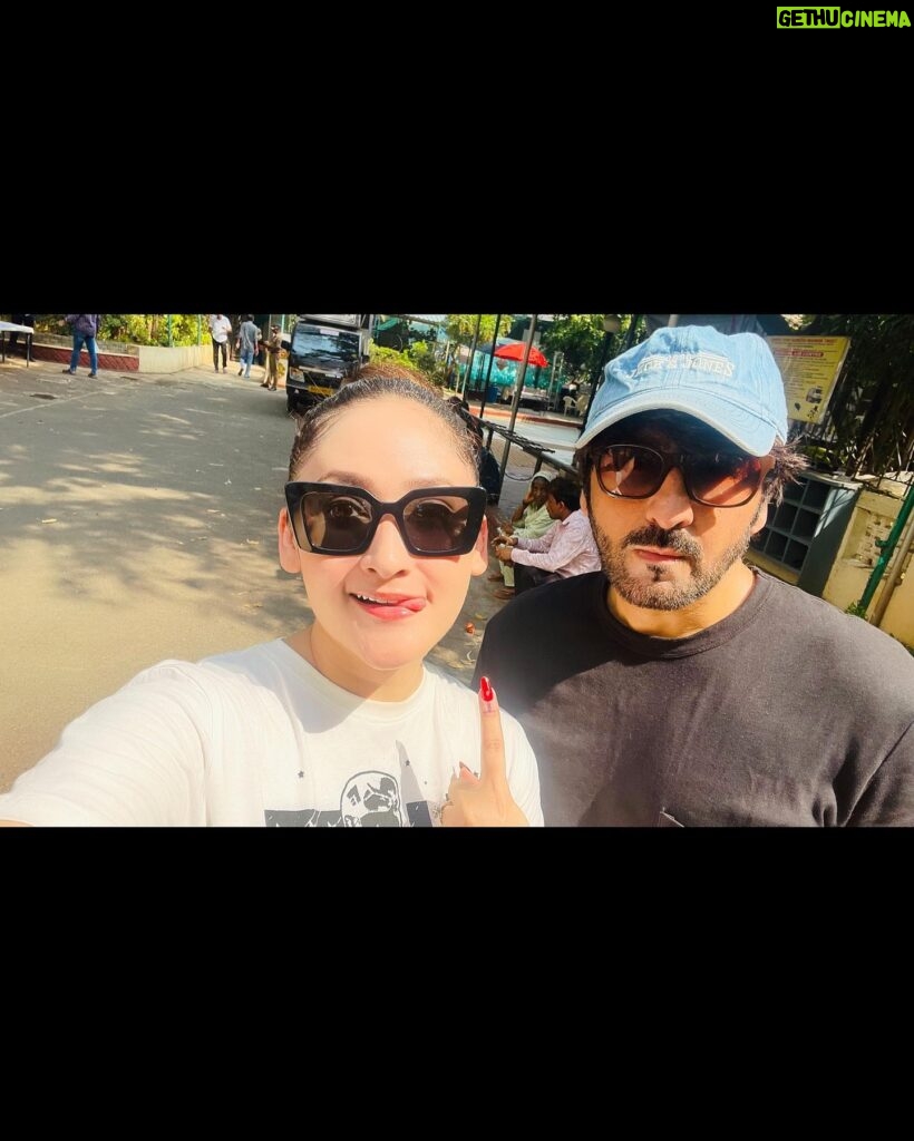 Aditi Sajwan Instagram - Right n Responsibility 👆🏻 #vote #loksabhaelection2024 #mumbai Hereby, professing my love for my city 🤗💕 Partner in this sunny entourage @zebkhan36