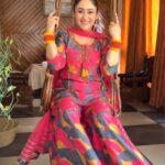 Aditi Sajwan Instagram – Balcony ,Jhoola and Nostalgic Hindi Romantic songs. 💕❤️
#srk#latamangeshkar#romanticclassics#aditireels#totalfilmy