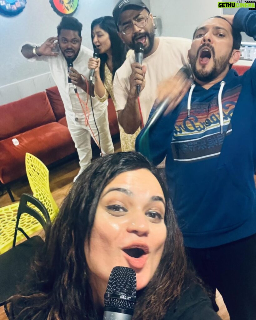 Aditi Singh Sharma Instagram - When you travel a lot for gigs .. it’s the peeps that make it way more fun. Welcome to our world of fun on & off stage. ❤️🧿 #MithoonLive