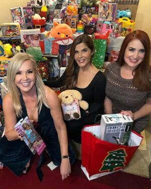 Adriana Cataño Instagram - Blessed to host this Christmas Toy Drive for @nicklaus4kids for 11 years 🎅🏼🧸🎄 Thank you @lizamsantana @creativasgrouppr Honored to host with my dear friends @marianarodriguezt51 @sandrapeeblestv @arlynbroche Thank you to everyone who supported us ♥️🙏🏽 God bless you all & Merry Christmas! Liza you have a heart of gold 💛 #christmas #toydrive #adrianacatano #lacataño #marianaridriguez #sandrapeebles #arlynbroche #latinas #amor