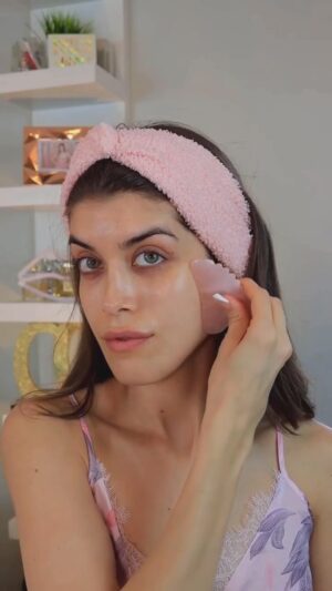 Adriana Cataño Instagram - Get your skin ready for any make up look with CATANO BEAUTY #veganskincare 🌱 
Save 10% off CC: SAVE10 #catanobeauty 
_
Con esta rutina de cuidado de la piel, estarás lista para crear cualquier look de maquillaje Ahorra 10% con cupón: SAVE10 descuento 
_
1. Bakuchiol You Glo Serum (retinol alternative) 
2. Glow Collection Anti-Wrinkle Eye Cream
3. You Glo Argan Facial Oil 
#skinprep #cleanskincare #skincareroutine #alloftheluxurynoneofthecruelty #veganskincareproducts