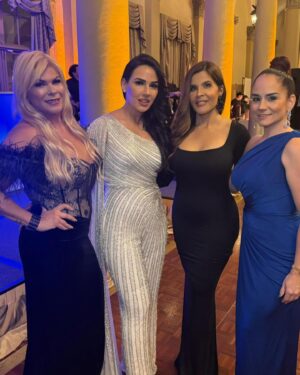 Adriana Cataño Instagram - Blessed to host this Christmas Toy Drive for @nicklaus4kids for 11 years 🎅🏼🧸🎄 Thank you @lizamsantana @creativasgrouppr Honored to host with my dear friends @marianarodriguezt51 @sandrapeeblestv @arlynbroche Thank you to everyone who supported us ♥️🙏🏽 God bless you all & Merry Christmas! Liza you have a heart of gold 💛 #christmas #toydrive #adrianacatano #lacataño #marianaridriguez #sandrapeebles #arlynbroche #latinas #amor