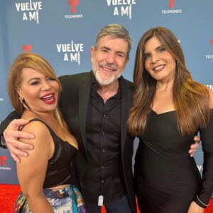 Adriana Cataño Instagram - Vuelve A Mi Premiere 🎥⭐️
You gotta watch this telenovela 🔥@vuelveamitvnovela @telemundo 
Thank you @hm_comms 
————————
En la premier de #vuelveami anoche 🎥⭐️ Tienen que ver la novela! Está buenísima🔥🔥 
💄 @catanoglam 
#adrianacatano #lacataño