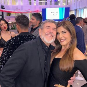 Adriana Cataño Instagram - Vuelve A Mi Premiere 🎥⭐️
You gotta watch this telenovela 🔥@vuelveamitvnovela @telemundo 
Thank you @hm_comms 
————————
En la premier de #vuelveami anoche 🎥⭐️ Tienen que ver la novela! Está buenísima🔥🔥 
💄 @catanoglam 
#adrianacatano #lacataño