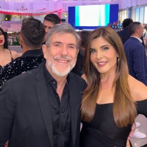 Adriana Cataño Instagram - Vuelve A Mi Premiere 🎥⭐️
You gotta watch this telenovela 🔥@vuelveamitvnovela @telemundo 
Thank you @hm_comms 
————————
En la premier de #vuelveami anoche 🎥⭐️ Tienen que ver la novela! Está buenísima🔥🔥 
💄 @catanoglam 
#adrianacatano #lacataño