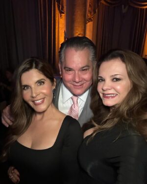 Adriana Cataño Instagram - Blessed to host this Christmas Toy Drive for @nicklaus4kids for 11 years 🎅🏼🧸🎄 Thank you @lizamsantana @creativasgrouppr Honored to host with my dear friends @marianarodriguezt51 @sandrapeeblestv @arlynbroche Thank you to everyone who supported us ♥️🙏🏽 God bless you all & Merry Christmas! Liza you have a heart of gold 💛 #christmas #toydrive #adrianacatano #lacataño #marianaridriguez #sandrapeebles #arlynbroche #latinas #amor