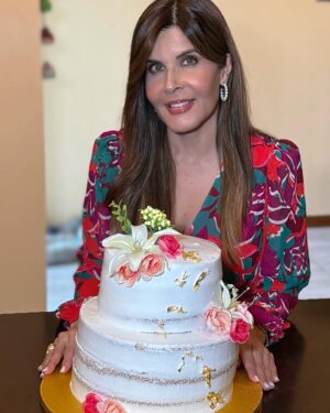 Adriana Cataño Instagram - Another birthday celebration 🎂 🎈 So blessed! Gracias Dios por TANTO! 🙏🏽#happybirthdaytome #happybirthday #lacataño #adrianacatano #gabriellacatano 
🎂 @dominicancakebylis