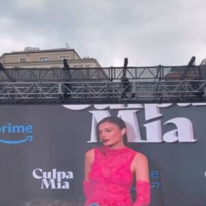 Adriana Ubani Instagram - Culpa mía el 8 de Junio en @primevideo @primevideoes 
Tengo la suerte de haberlo compartido con mi gente de la mano y con mis compañeros que ahora son amigos con todas las letras.
Vestida por mi @whoisloureiro con vestidazo de @georgielastudio y pendientes de @misasuntospendientes 
Vaya resaca emocional… ❤️‍🩹🎀