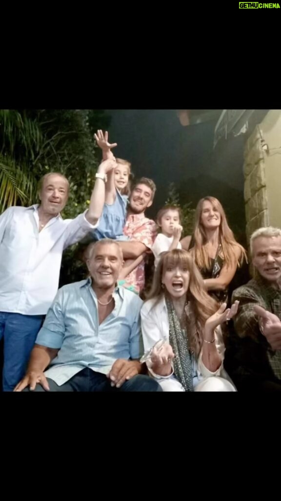 Adriana Salgueiro Instagram - Preciosa NOCHEBUENA en familia!!! Paso PAPÁ NOEL 😂 los amo !!!! @patriciosalgueiro @memumita LOLA, SALVADOR @chanosalgueiro , #tiomono @arellano_alejandro_ ♥️♥️♥️♥️