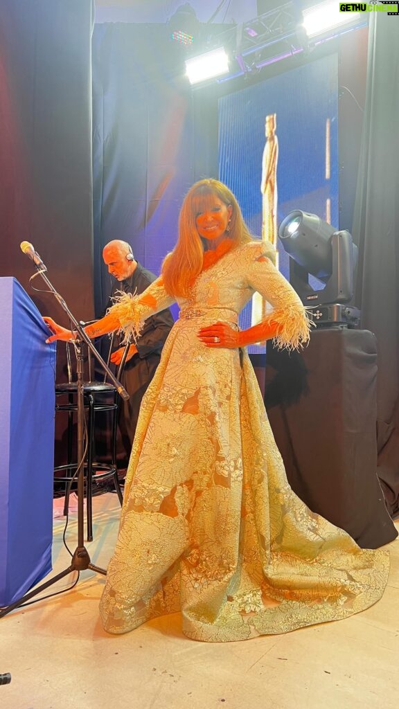 Adriana Salgueiro Instagram - Gracias @claudiaarceok por este increíble vestido , me hizo sentir una princesa de cuentos . Verde agua con dorado y bordado con cristales . Divinooooo!!!!! Sos muy generosa y talentosa ♥️♥️♥️♥️♥️