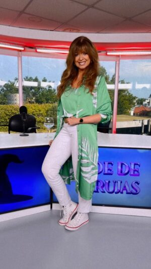 Adriana Salgueiro Instagram - Look de hoy para @tardedebrujasok @canalnetar . @veramo_buenos_aires #look #work #fashion