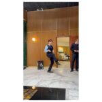Adriana Torrebejano Instagram - ¡Ya tenéis completa la temporada 1 de MUERTOS S.L! Esta banda del patio es realmente genial. Se vienen curvas, solo os digo eso 🙂‍↔️✌🏻 Os dejo making of que es lo que me gusta a mí, ya sabéis. #MuertosSL en @movistarplus by @lauracaballero_ @contubernio_producciones