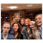 Adriana Torrebejano Instagram - ¡Ya tenéis completa la temporada 1 de MUERTOS S.L! Esta banda del patio es realmente genial. Se vienen curvas, solo os digo eso 🙂‍↔️✌🏻 Os dejo making of que es lo que me gusta a mí, ya sabéis. #MuertosSL en @movistarplus by @lauracaballero_ @contubernio_producciones