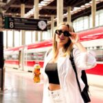 Adriana Torrebejano Instagram - Desconectar y coger un tren a mi ciudad favorita con un @fuzetea_es fresquito. Dos planes diferentes, la fusión perfecta 🙂‍↔️💖 #MadeOfFusion #FuzeTea