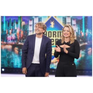Adriana Torrebejano Instagram - Hoy en el @elhormiguero con @salvareina.chuki 🐜💖🐜 presentando #MuertosSL 

Gracias @diorbeauty x @marafervi 
Total look x @guess @ehmoda ✨