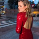 Adriana Torrebejano Instagram - ¡HOY estrenamos en cines “POLÍTICAMENTE INCORRECTOS”. Estoy deseando que vayáis a verla. Yo voy a repetir con mi gente, asique ojalá ver las salas llenas y a vosotrxs en ellas. 🫶🏻 El vestido que me diseñó @silviafernandezatelier fue un sueño. 🎀 No podía ser de otra manera. Un minuto después de hablar con ella ya me mandó un boceto en el que se puso a trabajar. Sólo puedo darte las gracias infinitas a ti y a tu equipo @silvia_fernandez_alvarez, consigues que dentro de tus diseños siga sintiéndome yo 🥹 Los zapatos son de @stevemaddenesp @rockthebrand_agency Pendientes @dimeqmquieres @galleryroomc Las uñitas de @mayka_nailsbeauty 💖 Mi make up de @diorbeauty ✨ x @marafervi 💋 Gracias por cuidar de mi piel y acompañarme siempre en los momentos más importantes.