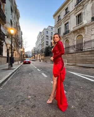 Adriana Torrebejano Instagram - ¡HOY estrenamos en cines “POLÍTICAMENTE INCORRECTOS”.
Estoy deseando que vayáis a verla. Yo voy a repetir con mi gente, asique ojalá ver las salas llenas y a vosotrxs en ellas. 🫶🏻

El vestido que me diseñó @silviafernandezatelier fue un sueño. 🎀 No podía ser de otra manera. Un minuto después de hablar con ella ya me mandó un boceto en el que se puso a trabajar. Sólo puedo darte las gracias infinitas a ti y a tu equipo @silvia_fernandez_alvarez, consigues que dentro de tus diseños siga sintiéndome yo 🥹 

Los zapatos son de @stevemaddenesp @rockthebrand_agency 
Pendientes @dimeqmquieres @galleryroomc 
Las uñitas de @mayka_nailsbeauty 💖 

Mi make up de @diorbeauty ✨ x @marafervi 💋
Gracias por cuidar de mi piel y acompañarme siempre en los momentos más importantes.