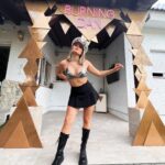 Adriana Torrebejano Instagram - Otro “Burning Dan” superado 🌵🪩 Gracias @dangeloous 🫶🏻 solo tú consigues que me disfrace una vez al año.