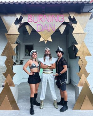 Adriana Torrebejano Instagram - Otro “Burning Dan” superado 🌵🪩
Gracias @dangeloous 🫶🏻 solo tú consigues que me disfrace una vez al año.