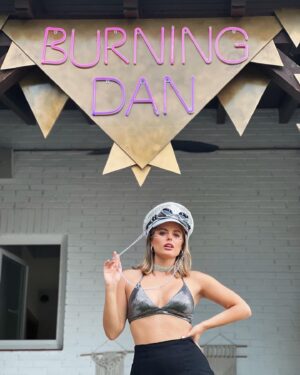 Adriana Torrebejano Instagram - Otro “Burning Dan” superado 🌵🪩
Gracias @dangeloous 🫶🏻 solo tú consigues que me disfrace una vez al año.