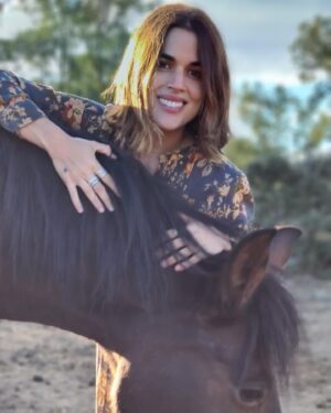 Adriana Ugarte Instagram - Vínculo padres e hijos:
Es perfecto como has sido,como eres y como serás.Te amo exactamente como eres.No tienes que ser diferente ni te voy a decir nada que te pueda hacer dudar de tu valor como persona.Vigilo mis palabras.Porque las palabras crean realidades y pueden ser muy peligrosas.No me perteneces,no me debes nada y no espero nada de ti.Eres tú.No la persona que a mí me hubiera gustado ser.Te amo y me hace feliz ver el hombre o la mujer que eres.❤️