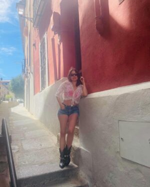 Adriana Ugarte Instagram - 🍰mi pueblito preferido!!

@antikbatik_paris 
@ehmoda 
@elenabeautyalien 🧁