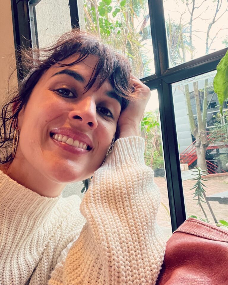 Adriana Ugarte Instagram - ✨Feliz semana✨ A veces es pesado esto de la sonrisa.Lo vivo como una mueca ortopédica.Pero me agarro a ella como a un talismán.Es parte del botiquín de “seguir esforzándome en estar bien”.Y de esta ortopedia resultan tantos beneficios a nivel químico en mi cerebro, que poco a poco,sin dejar de perseverar,las sonrisas espontáneas me sorprenden de vez en cuando. #sigocuidandome 🩷