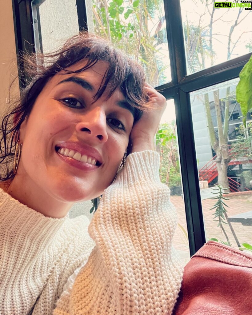 Adriana Ugarte Instagram - ✨Feliz semana✨ A veces es pesado esto de la sonrisa.Lo vivo como una mueca ortopédica.Pero me agarro a ella como a un talismán.Es parte del botiquín de “seguir esforzándome en estar bien”.Y de esta ortopedia resultan tantos beneficios a nivel químico en mi cerebro, que poco a poco,sin dejar de perseverar,las sonrisas espontáneas me sorprenden de vez en cuando. #sigocuidandome 🩷