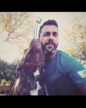 Adriana Ugarte Instagram - Hoy estamos de celebración 👄:
Este pequeñajo,
Que no tiene miedo a nada, 
Con el que puedo ser yo misma,
Siiií,yo misma, 
Al que admiro,
Con el que me siento en casa,
Con el que construyo un hogar cada día,
Que es capaz de hacer hipnosis con todos los seres,
Me ha elegido para caminar a su lado.
Afortunada yo.
Feliz cumpleaños,mi amor.
Te quiero @juanantoniorosagomez ❤️