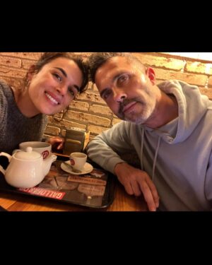 Adriana Ugarte Instagram - Hoy estamos de celebración 👄:
Este pequeñajo,
Que no tiene miedo a nada, 
Con el que puedo ser yo misma,
Siiií,yo misma, 
Al que admiro,
Con el que me siento en casa,
Con el que construyo un hogar cada día,
Que es capaz de hacer hipnosis con todos los seres,
Me ha elegido para caminar a su lado.
Afortunada yo.
Feliz cumpleaños,mi amor.
Te quiero @juanantoniorosagomez ❤️