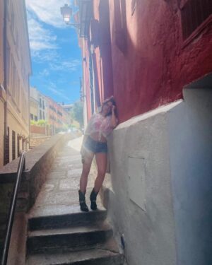 Adriana Ugarte Instagram - 🍰mi pueblito preferido!!

@antikbatik_paris 
@ehmoda 
@elenabeautyalien 🧁
