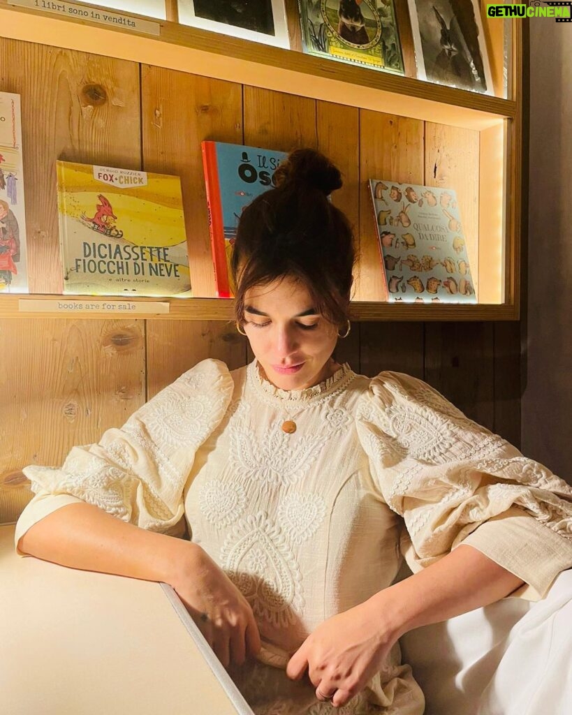Adriana Ugarte Instagram - Tea time 🫖💘con un vestido precioso. Gracias @ehmoda @antikbatik_paris