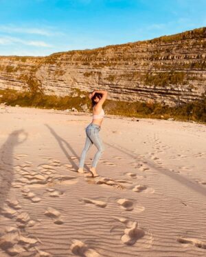 Adriana Ugarte Instagram - Mis cosas favoritas:
bailar en la playa 💘