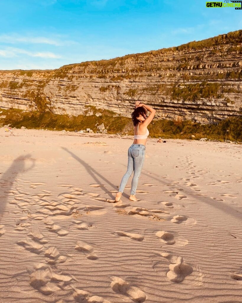 Adriana Ugarte Instagram - Mis cosas favoritas: bailar en la playa 💘