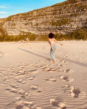 Adriana Ugarte Instagram - Mis cosas favoritas:
bailar en la playa 💘
