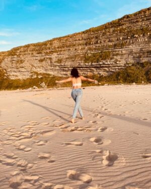 Adriana Ugarte Instagram - Mis cosas favoritas:
bailar en la playa 💘