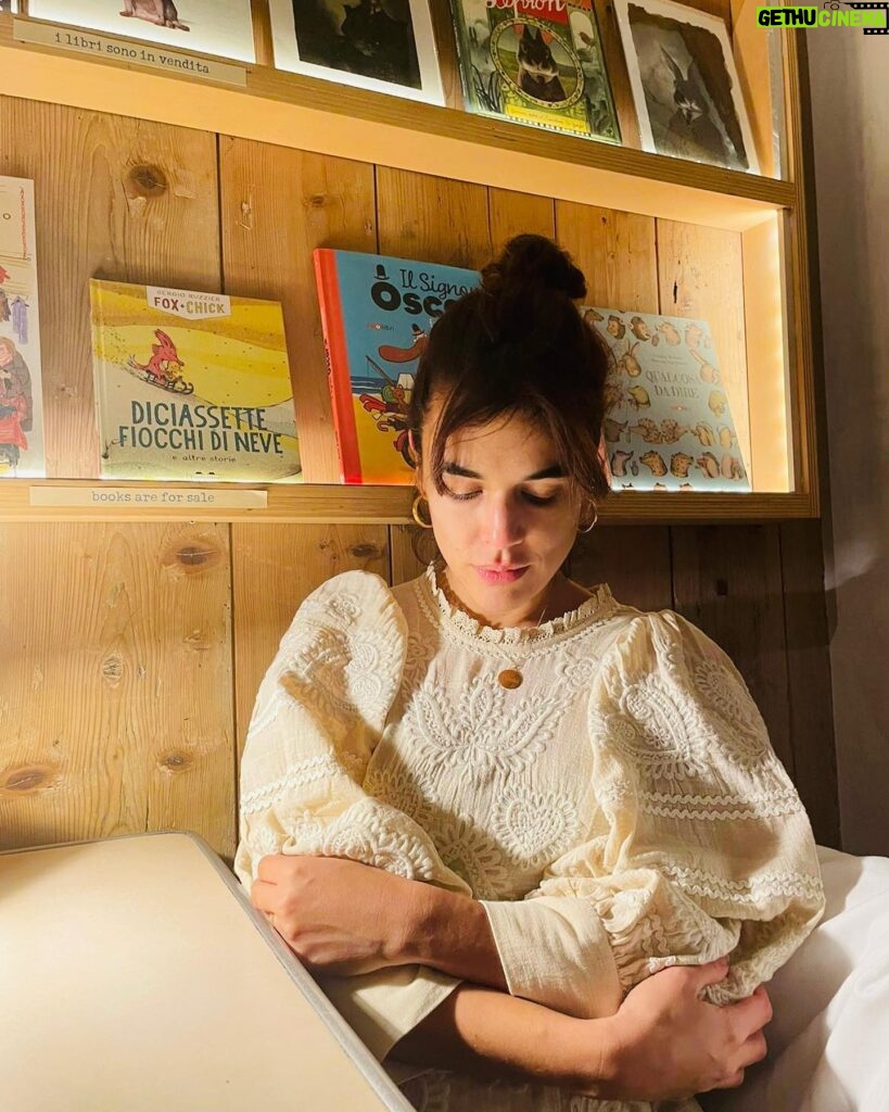 Adriana Ugarte Instagram - Tea time 🫖💘con un vestido precioso. Gracias @ehmoda @antikbatik_paris