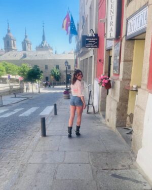 Adriana Ugarte Instagram - 🍰mi pueblito preferido!!

@antikbatik_paris 
@ehmoda 
@elenabeautyalien 🧁