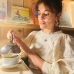 Adriana Ugarte Instagram – Tea time 🫖💘con un vestido precioso.
Gracias @ehmoda 
@antikbatik_paris