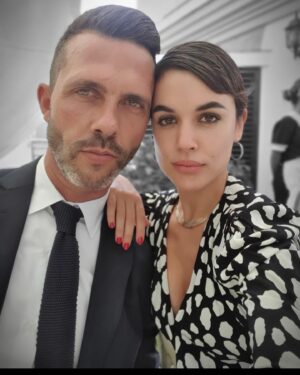 Adriana Ugarte Instagram - Hoy estamos de celebración 👄:
Este pequeñajo,
Que no tiene miedo a nada, 
Con el que puedo ser yo misma,
Siiií,yo misma, 
Al que admiro,
Con el que me siento en casa,
Con el que construyo un hogar cada día,
Que es capaz de hacer hipnosis con todos los seres,
Me ha elegido para caminar a su lado.
Afortunada yo.
Feliz cumpleaños,mi amor.
Te quiero @juanantoniorosagomez ❤️