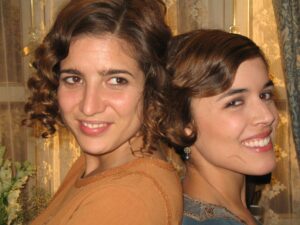 Adriana Ugarte Instagram - ¡Volvemos cada día a las 17.30 en @rtve con La Señora!
Qué PRIVILEGIO de escuela,qué guiones,qué dires,qué decorados,vestuario,maquillaje,
paisajes…y sobre todos qué compañeros(MAESTROS)
❤️❤️❤️❤️❤️❤️❤️❤️❤️GRACIAS!!!!!