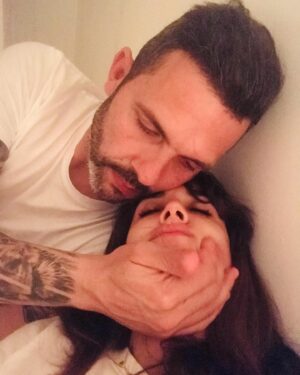Adriana Ugarte Instagram - Hoy estamos de celebración 👄:
Este pequeñajo,
Que no tiene miedo a nada, 
Con el que puedo ser yo misma,
Siiií,yo misma, 
Al que admiro,
Con el que me siento en casa,
Con el que construyo un hogar cada día,
Que es capaz de hacer hipnosis con todos los seres,
Me ha elegido para caminar a su lado.
Afortunada yo.
Feliz cumpleaños,mi amor.
Te quiero @juanantoniorosagomez ❤️