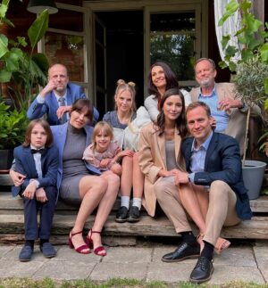 Adrianna Chlebicka Instagram - Co to była za wspaniała przygoda! 💫
Serial „Matka" w reżyserii @trzaskalskipiotr 
Wspaniały scenariusz @igor_brejdygant 
W jednym zdaniu o serialu? Z rodziną najlepiej na zdjęciu. Jestem przeszczęśliwa, że już niedługo będziecie mogli oglądać efekty naszej pracy. 🔥
Operator @bartobieniek 
Siostra @olgaboladz_official 
Mąż @mateuszjanicki 
Mamusia @pieczynskaofficial 
Tata @romanfrankl 
Szwagier @lukaszsimlatofficial 
Jeszcze raz dziękuję całej ekipie! Widzimy się na szlaku.

#serialmatka #polsatboxgo #newproject 
@polsatofficial @polsatboxgo