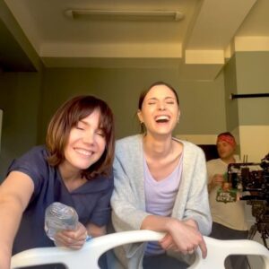 Adrianna Chlebicka Instagram - Co to była za wspaniała przygoda! 💫
Serial „Matka" w reżyserii @trzaskalskipiotr 
Wspaniały scenariusz @igor_brejdygant 
W jednym zdaniu o serialu? Z rodziną najlepiej na zdjęciu. Jestem przeszczęśliwa, że już niedługo będziecie mogli oglądać efekty naszej pracy. 🔥
Operator @bartobieniek 
Siostra @olgaboladz_official 
Mąż @mateuszjanicki 
Mamusia @pieczynskaofficial 
Tata @romanfrankl 
Szwagier @lukaszsimlatofficial 
Jeszcze raz dziękuję całej ekipie! Widzimy się na szlaku.

#serialmatka #polsatboxgo #newproject 
@polsatofficial @polsatboxgo