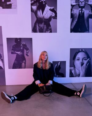 Adrianna Chlebicka Instagram - „Między ujęciami” wystawa @adamplu który stworzył wyjątkowe portrety przez ostatnie lata przy produkcjach @tvn.pl @warnerbrospl 
Cieszę się że mogłam być częścią tego wydarzenia🩵
Wystawę możecie oglądać do końca października w Fabryce Norblina🔥
@mpaslawska__ 👏