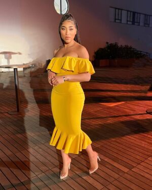 Adriyan Rae Instagram - [ em • brace ] : accept or support (a belief, theory, or change) willingly and enthusiastically. Embracing the change as well as the ebs and flows of life with enthusiasm and gratitude. It’s really working for me tbh. Long story short… Im back! Back to me, back to my bright self! Thank God for my healing team, support of family and friends, and God for reminding me of my true divine being. 💛 encouraging you to embrace the same things! Love y’all! with love | with light | - A.Rae __________________________________________________ #LoveandLight #AdriyanRae #ARae