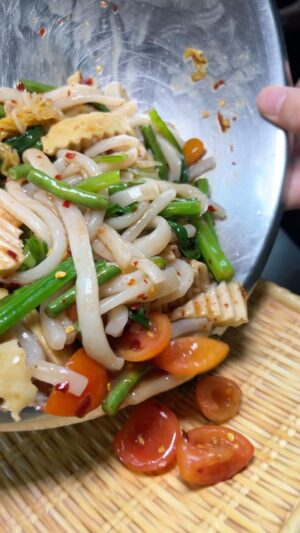Ae Southammavong Instagram - 🗣️THUM KHAO PIEK 🗣️ Have you tried this before?! Go slurp some spicy umami khao piek at @sabaideefood #thum #papayasalad #thumkhaopiek #khaopieksen #lifechanging #spicy #laofood #laofoodmovement #noodles #thumislife #spicyaf #laoudon #udonnoodles #creativefood #foodislife #spicyfood #southeastasian #umami #padaek #dallas #dallasfood #asianfood